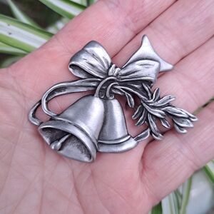 Vintage Seagull Pewter Handcrafted Christmas Holiday Bells Brooch Bow 1993